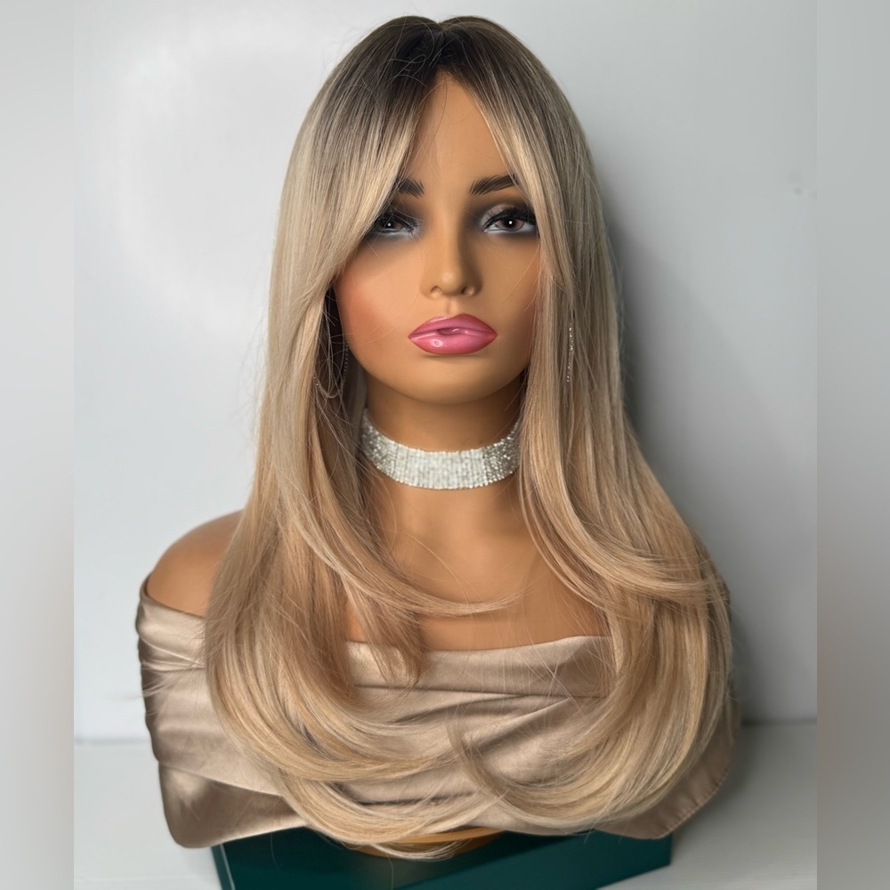 Beautiful Blonde Wig - Picture 4 of 11